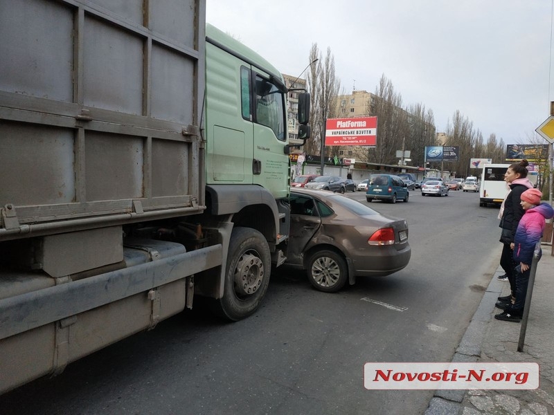 В Николаеве девушка на «Фольксвагене» попала под грузовик