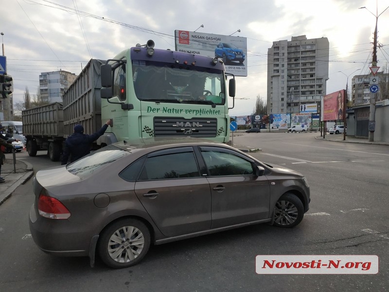 В Николаеве девушка на «Фольксвагене» попала под грузовик