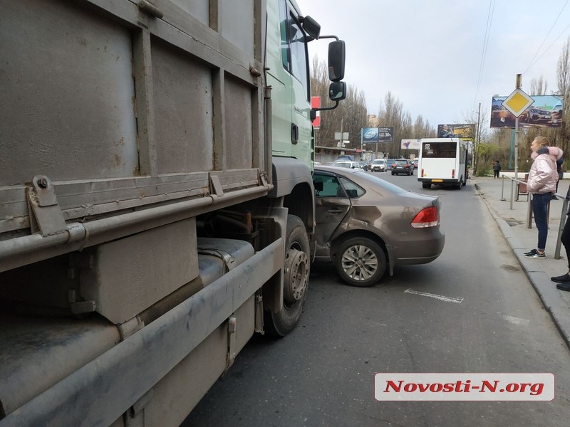 В Николаеве девушка на «Фольксвагене» попала под грузовик