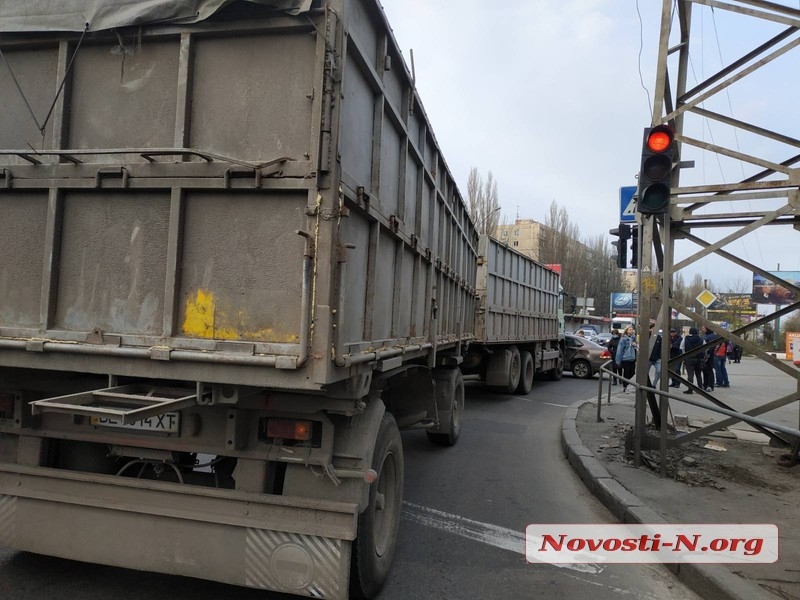 В Николаеве девушка на «Фольксвагене» попала под грузовик