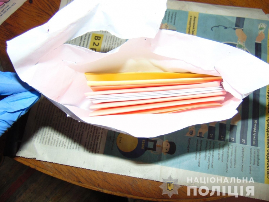 В Николаеве мошенница обменяла накопленные пенсионером 50 тыс грн на бумагу