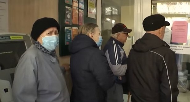 В Украине ужесточили карантинные меры для пенсионеров старше 60 лет