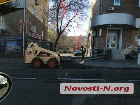 В Николаеве продолжается ремонт Центрального проспекта – вместо ровного асфальта кладут новый   