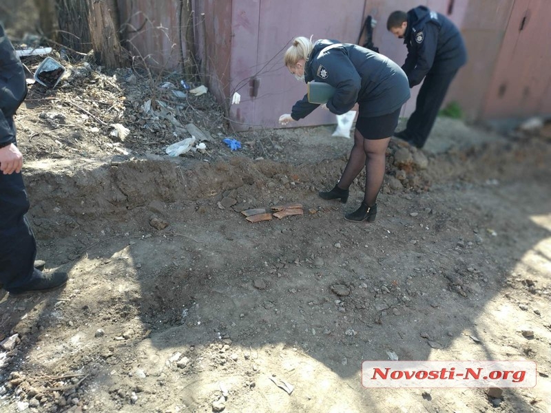 В Николаеве во время земляных работ нашли четыре магазина и более сотни патронов