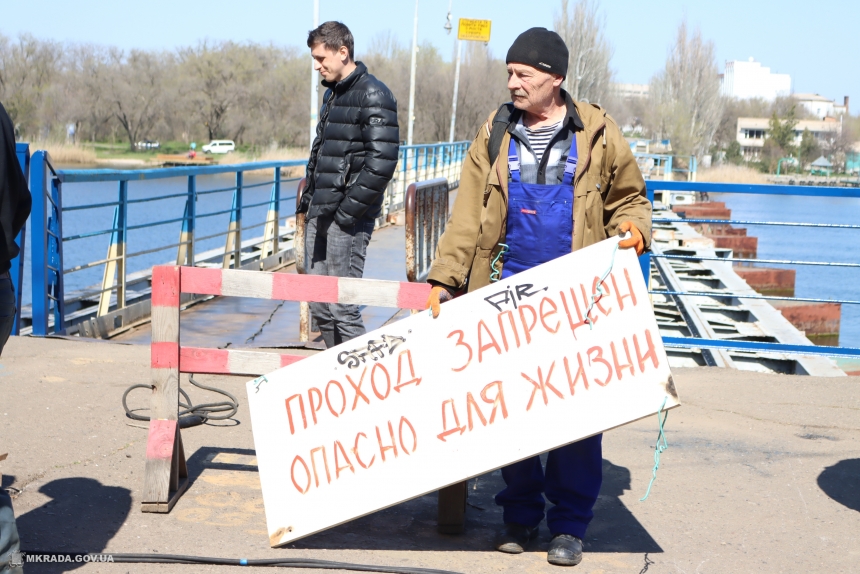 В Николаеве открыли для пешеходов понтонный мост