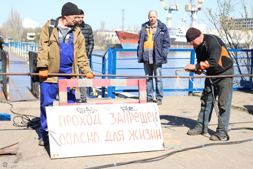 В Николаеве открыли для пешеходов понтонный мост