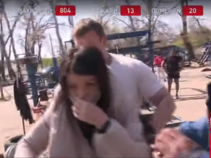 В Киеве посетитель спортплощадки напал на журналистов, снимающих сюжеты о нарушении карантина