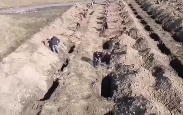 Появилось видео выкопанных могил в Днепре для будущих жертв коронавируса