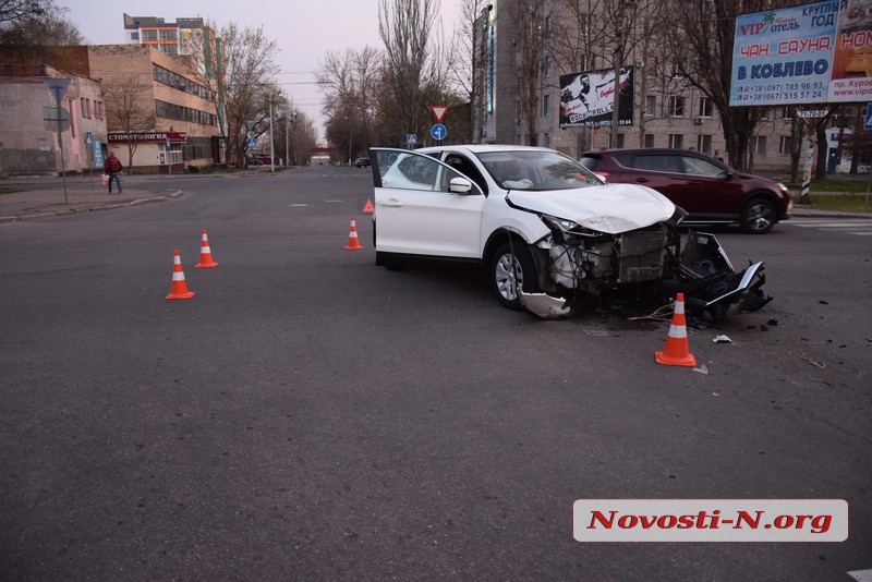 В Николаеве «Ниссан» протаранил ВАЗ