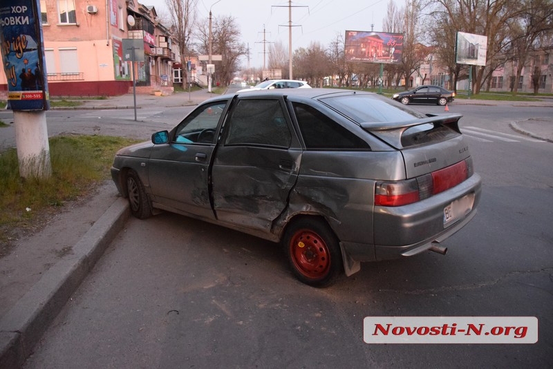 В Николаеве «Ниссан» протаранил ВАЗ