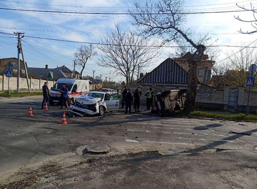 В Херсоне полицейский автомобиль перевернул ВАЗ: пятеро пострадавших