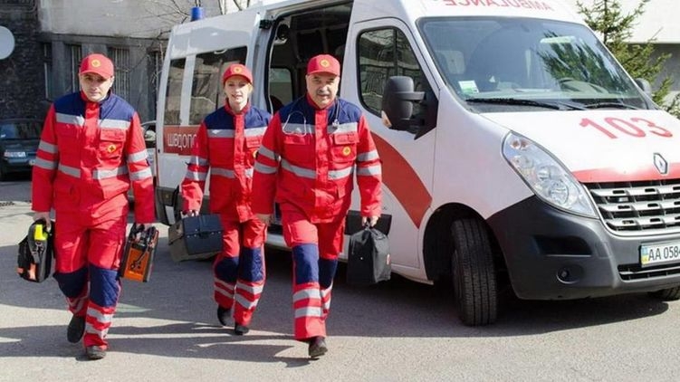 Вооруженная братва оцепила станцию скорой помощи в Черновцах