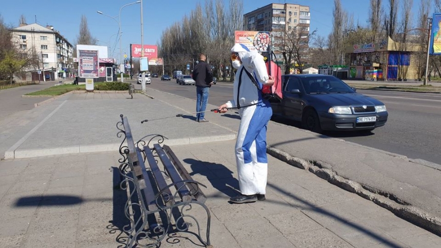В Николаеве работники в спецкостюмах обработали остановки общественного транспорта