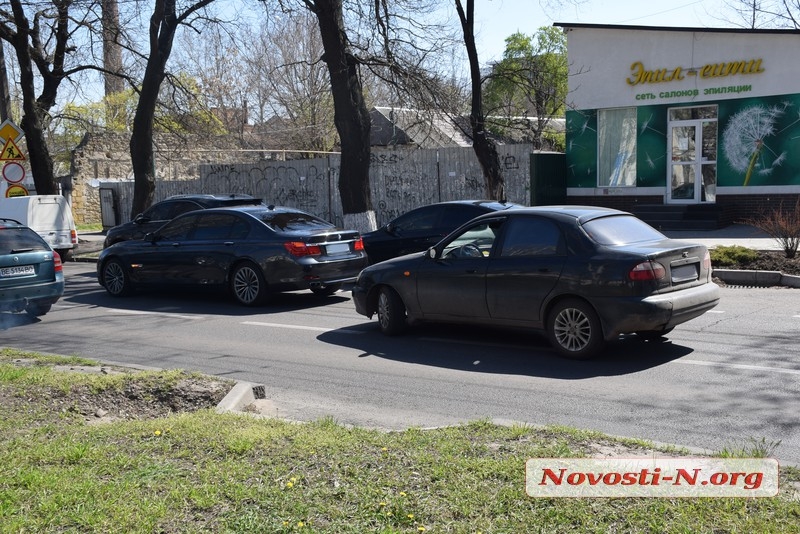 В центре Николаева столкнулись Daewoo и BMW: образовалась пробка