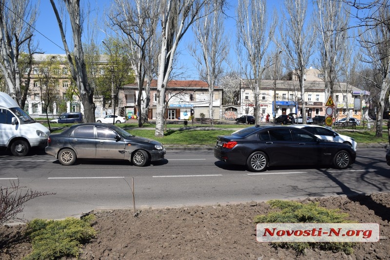 В центре Николаева столкнулись Daewoo и BMW: образовалась пробка