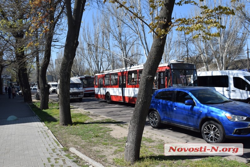 В центре Николаева столкнулись Daewoo и BMW: образовалась пробка