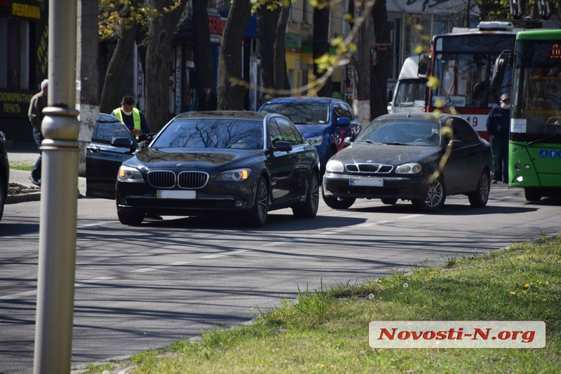 В центре Николаева столкнулись Daewoo и BMW: образовалась пробка