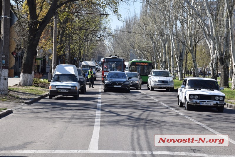 В центре Николаева столкнулись Daewoo и BMW: образовалась пробка