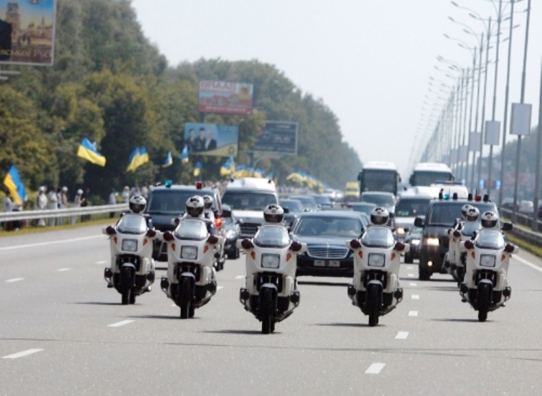 Верховная Рада отказалась запрещать ГАИ перекрывать дороги ради Януковича, Литвина и Азарова