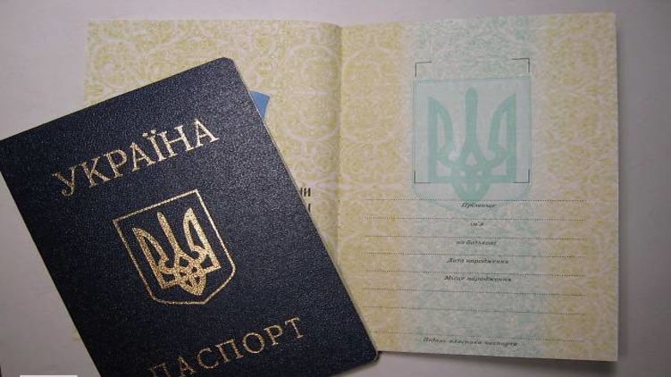 Верховный суд пояснил, как украинцам получить бумажный паспорт старого образца