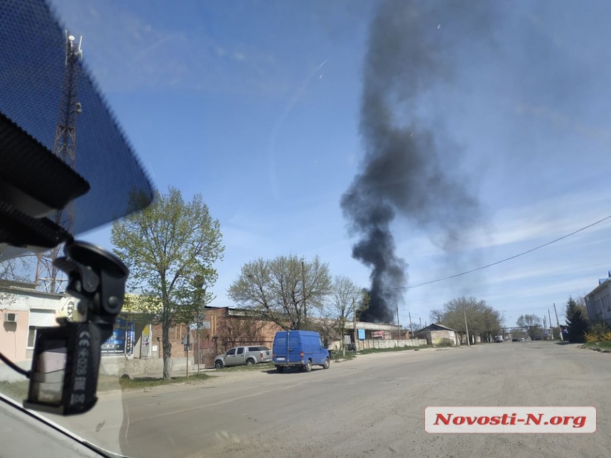 В Николаеве микрорайон «Водопой» затянуло едким дымом — на предприятии в промзоне возник пожар