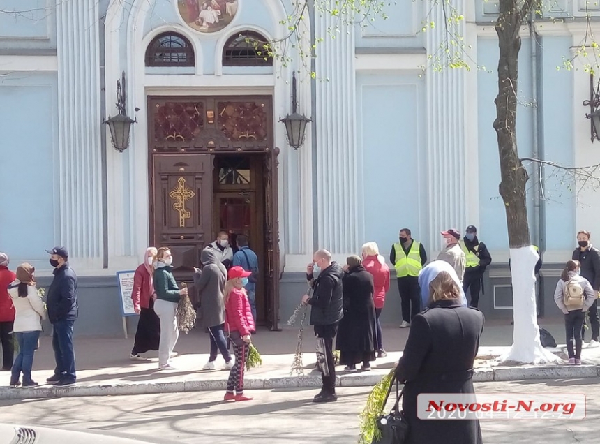 В собор на Лягина в Николаеве пришло более сотни верующих