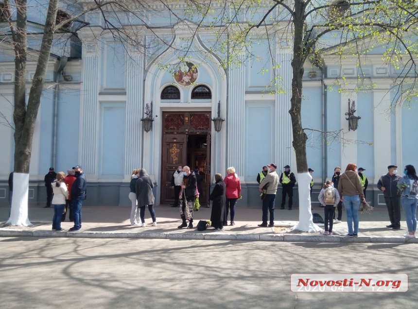 В собор на Лягина в Николаеве пришло более сотни верующих