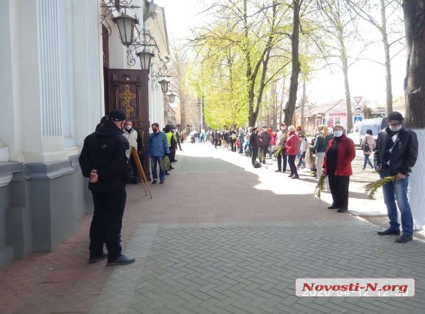 В собор на Лягина в Николаеве пришло более сотни верующих