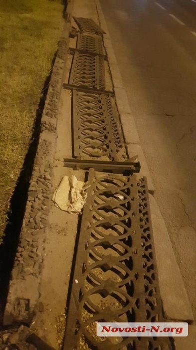 В центре Николаева неизвестные сломали тротуарное ограждение