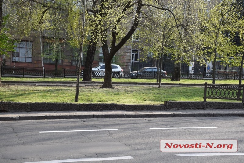 В центре Николаева неизвестные сломали тротуарное ограждение