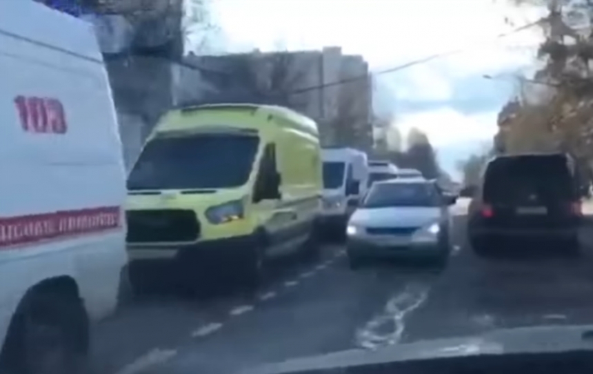 У московских больниц огромные пробки из автомобилей «скорой помощи». ВИДЕО