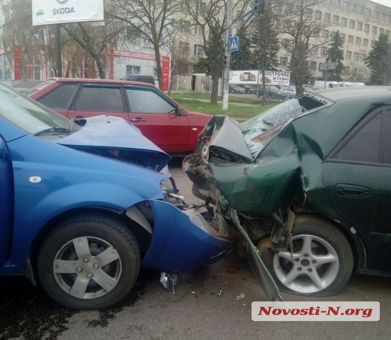 В Николаеве «Шевроле» врезался в «Мазду»