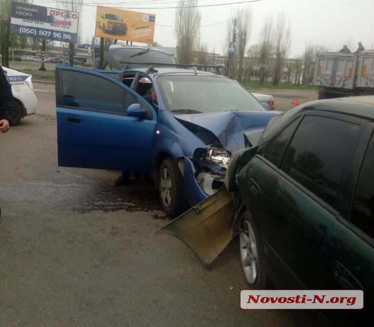 В Николаеве «Шевроле» врезался в «Мазду»