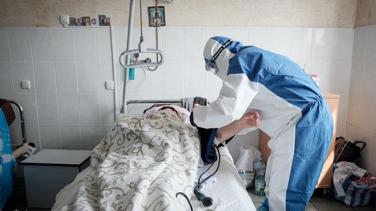 В больницах Черновицкой области в тяжелом состоянии 40 больных коронавирусом