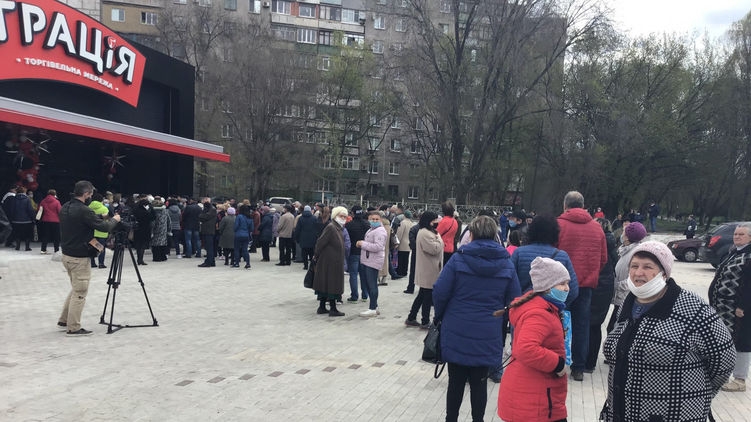 В Мариуполе толпа людей устроила давку на открытии супермаркета, игнорируя карантин. Видео