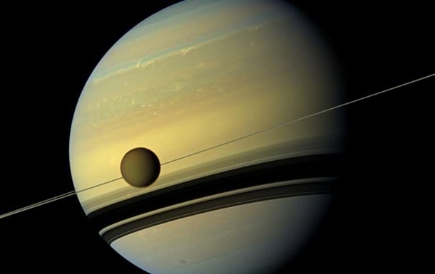 В NASA показали полярные сияния на планете Сатурн