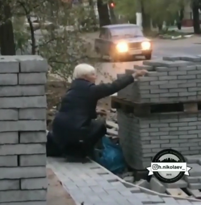 Николаевцы сняли на видео пенсионерку, воровавшую плитку в центре города