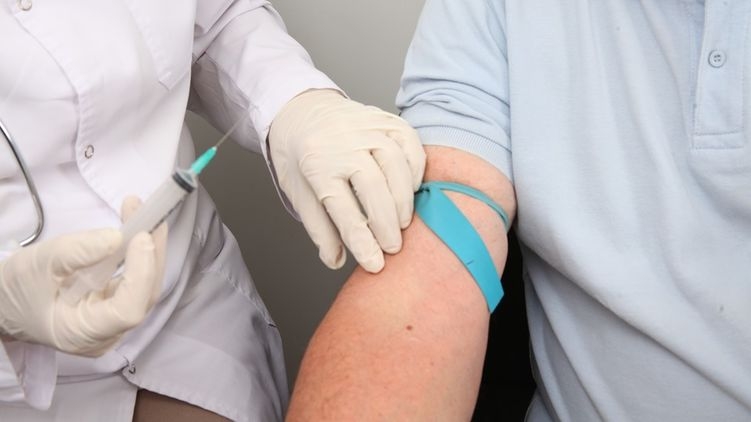 В Британии начинают испытывать на людях вакцину от коронавируса 