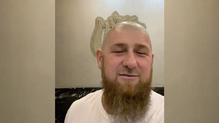 Кадыров побрился наголо и предложил в условиях карантина сделать также остальным чеченцам