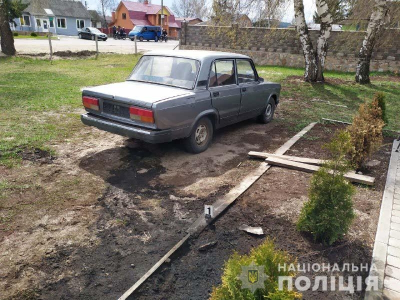 В Ровенской области мужчина поджог полицейский автомобиль за отказ патрульных праздновать с ним Пасху