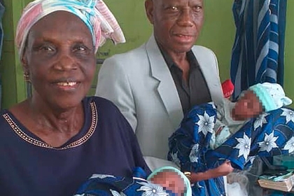 Женщина  43 года пыталась  завести ребенка и родила двойню в 68 лет