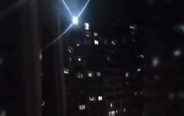 Жители нескольких киевских многоэтажек вышли на балконы и хором спели песню. ВИДЕО