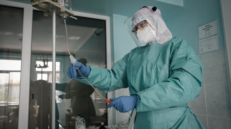 В Черновцах врачи спасают больную коронавирусом пятилетнюю девочку