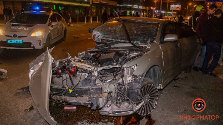 В Днепре Toyota Camry влетела в столб: видео момента аварии