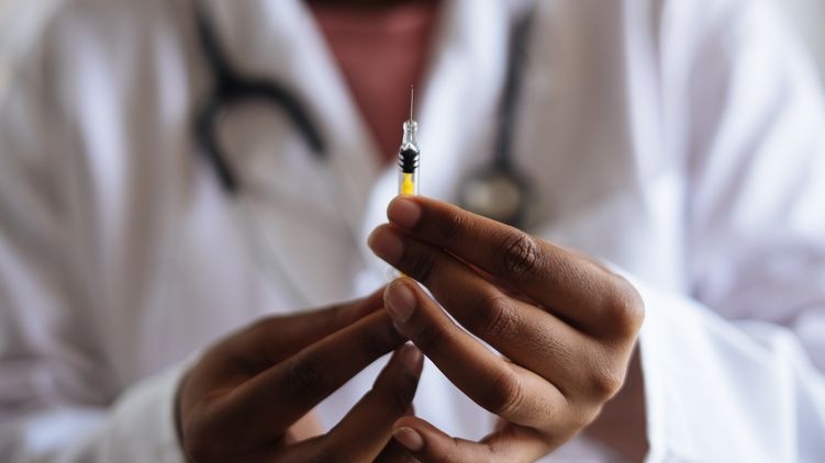 В Великобритании вакцину от коронавируса начали тестировать на людях