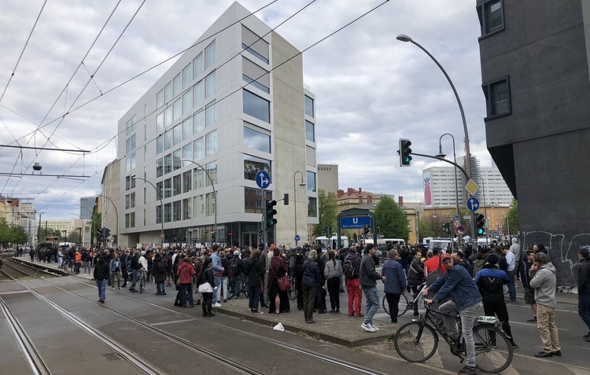 В Берлине сотни человек протестовали против карантинных ограничений