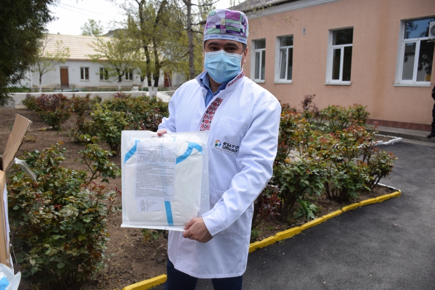 Линия магазинов EVA обеспечила Николаевскую инфекционную больницу многоразовыми защитными костюмами