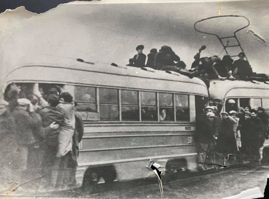 Пассажиры на крыше: опубликовано архивное фото трамвая в Николаеве середины прошлого века
