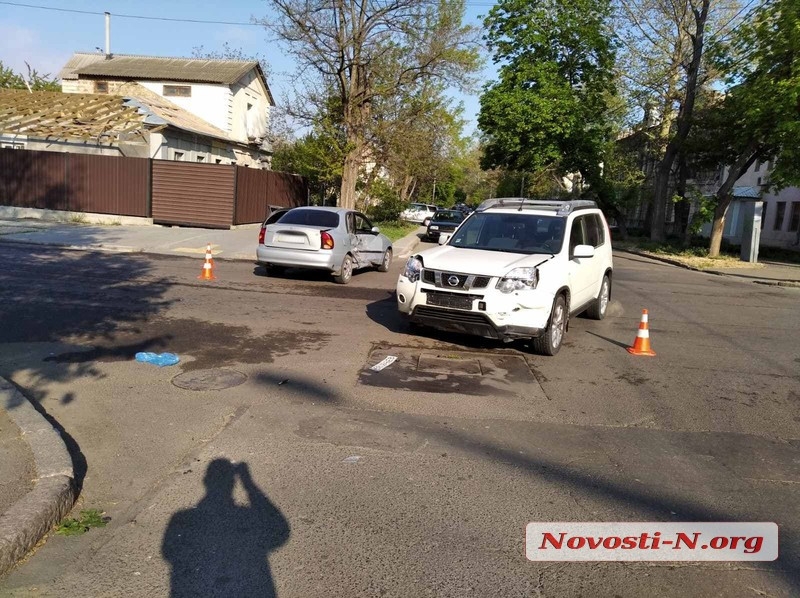 В центре Николаева «Ниссан» протаранил «Ланос»: пострадала женщина