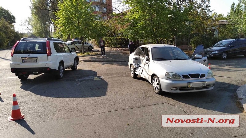 В центре Николаева «Ниссан» протаранил «Ланос»: пострадала женщина